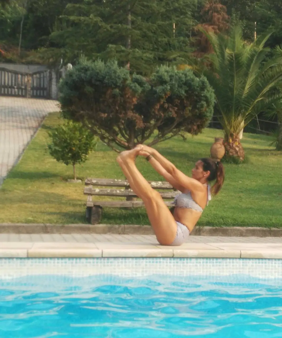 Sara Carvalho - em posição de Pilates em Piscina de Almada